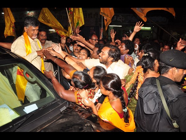 చేతులు కలిపేందుకు..