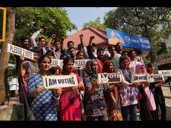 నినాదాలు చేస్తూ..