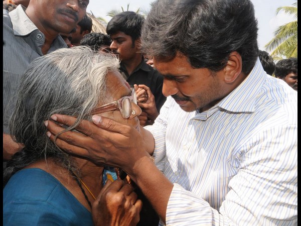 వృద్ధురాలికి ఓదార్పు