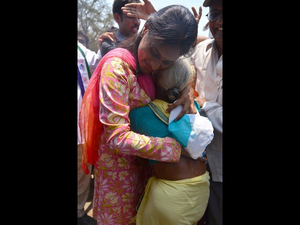 వృద్ధురాలిని కౌగిలించుకుని..