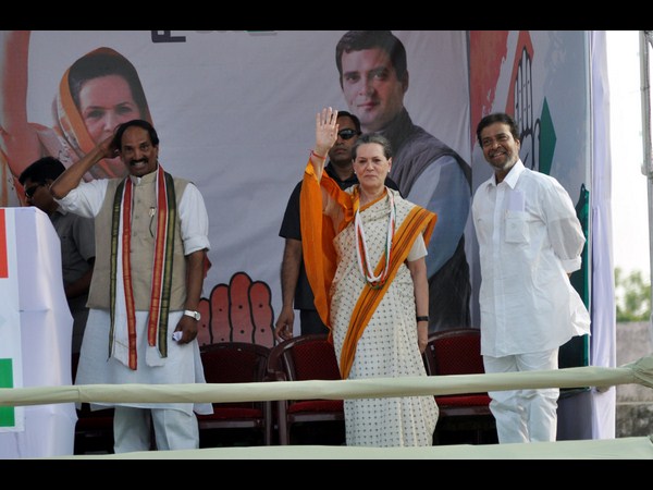 సోనియా అభివాదం..