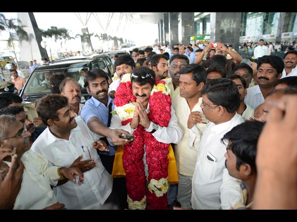 బాలకృష్ణ అభివాదం