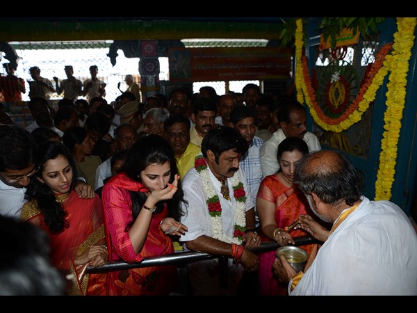 కుటుంబ సమేతం పూజలు
