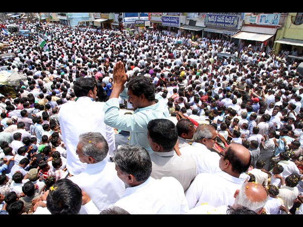 జగన్ వెనక బాబాయ్ వైయస్ వివేకా..