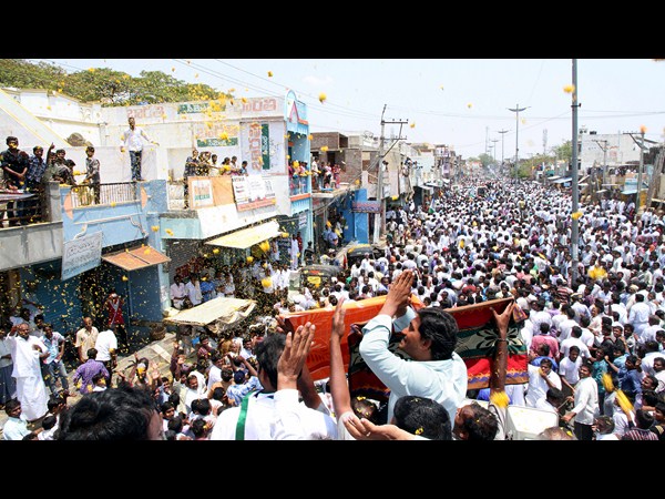 బంతిపూల రెక్కలు..