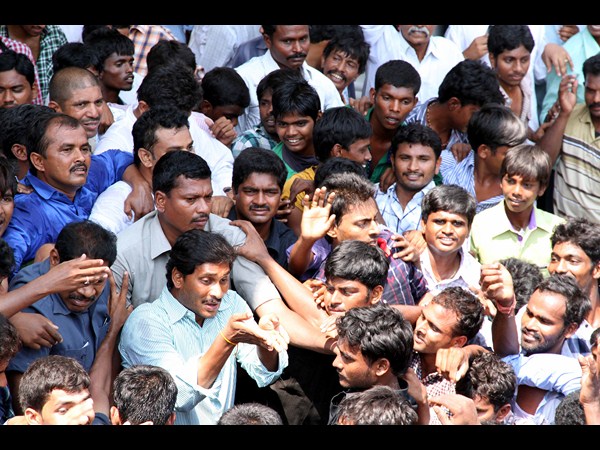 జగన్‌ను చుట్టుముట్టిన యువత