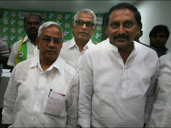 Kiran Reddy makes alliance with CPM
