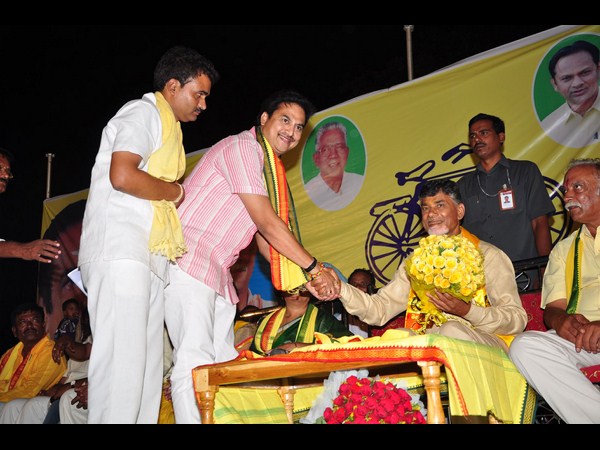 బాబుకు పుష్పగుచ్ఛం