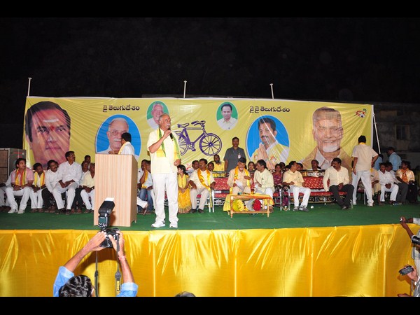 మాట్లాడుతున్న అశోక్ గజపతిరాజు