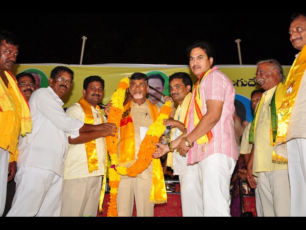పూల మాలలు వేసి..