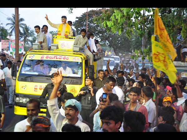 చంద్రబాబు రోడ్ షో