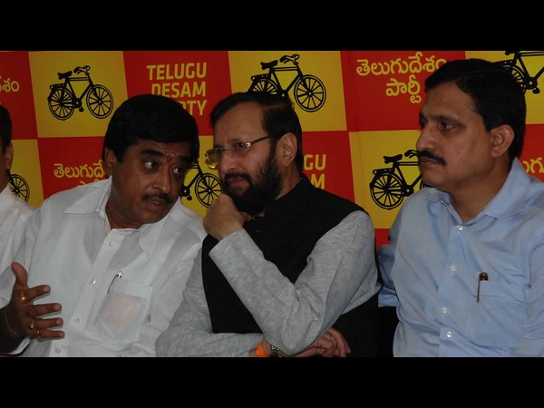 రామ్మోహన్ రావుతో జవదేకర్ గుసగుస