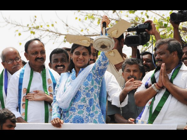 ఫ్యాన్ చూపిస్తున్న షర్మిల