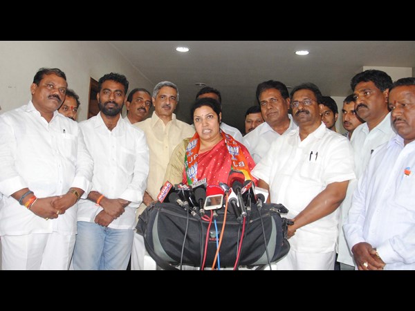 మీడియాతో పురంధేశ్వరి