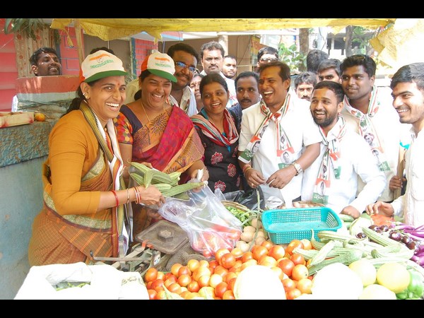 కూరగాయలు విక్రయిస్తూ..