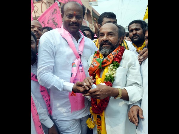 టిడిపి అభ్యర్థి ఆర్ కృష్ణయ్యతో..