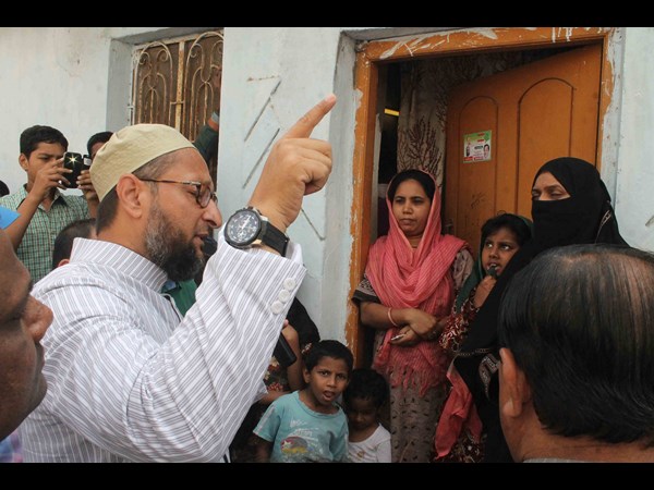 ఓవైసీ ఇంటింటి ప్రచారం..