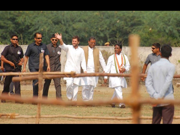 చేయి ఊపుతూ అభివాదం..