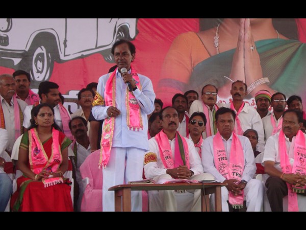 కూతురు కోసం: వారిని దువ్వుతున్న కెసిఆర్ (పిక్చర్స్)