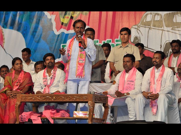 కూతురు కోసం: వారిని దువ్వుతున్న కెసిఆర్ (పిక్చర్స్)