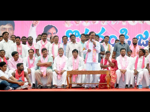 కూతురు కోసం: వారిని దువ్వుతున్న కెసిఆర్ (పిక్చర్స్)