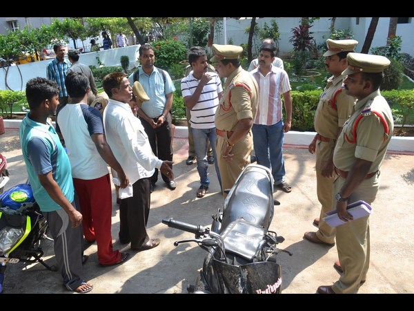 నిందితుడి బంధువులు