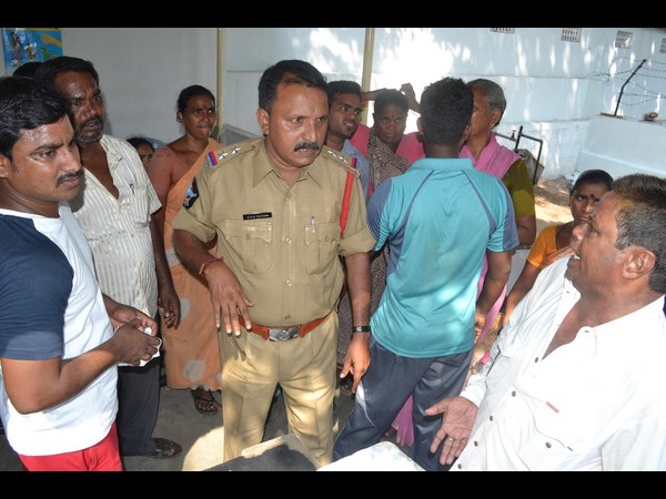 నిందితుడి బంధువల ఆందోళన