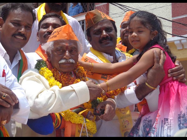 దత్తన్నకు చిన్నారి పూలమాల