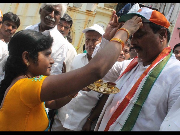 తిలకం దిద్దిన మహిళ