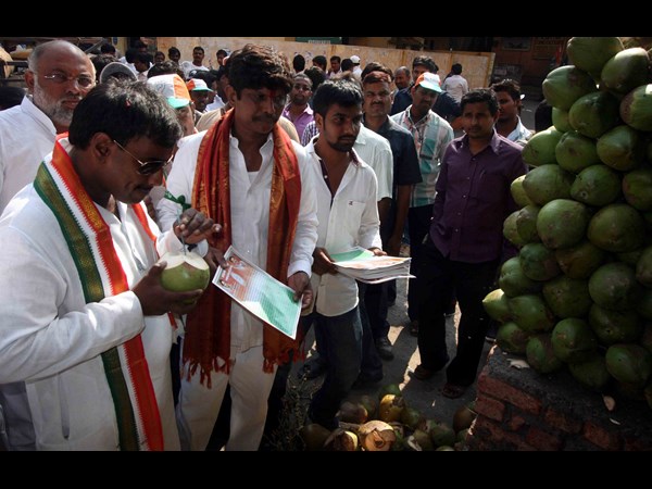 కొబ్బరి నీళ్లు తాగుతూ..