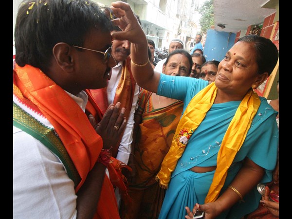 ఓటు అడుగుతూ..