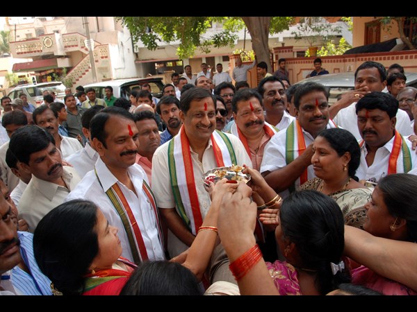 సుధీర్ రెడ్డికి మహిళల హారతి