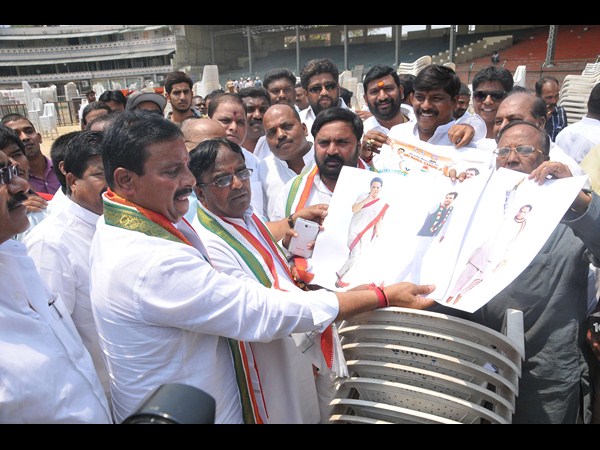 రాహుల్, సోనియా చిత్రాలతో..