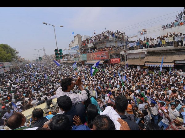 జగన్ అభివాదం
