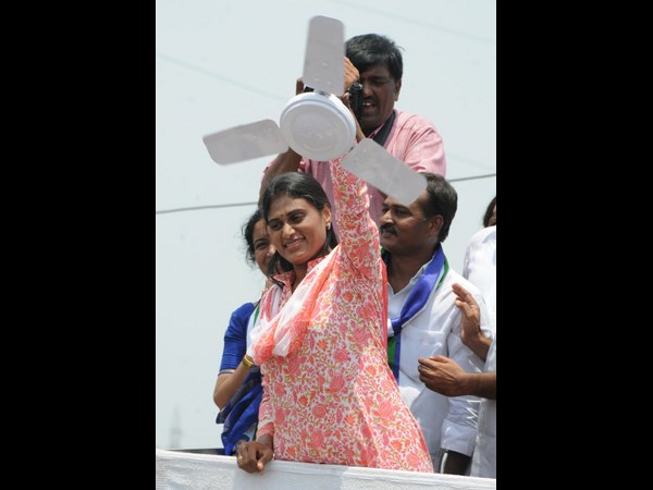 వైయస్ విగ్రహంతో పార్టీ నేతలు