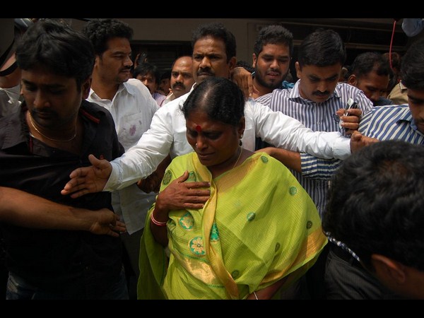 కర్నూలు ఆళ్లగడ్డ వద్ద కర్నూలు ఆళ్లగడ్డ వద్ద