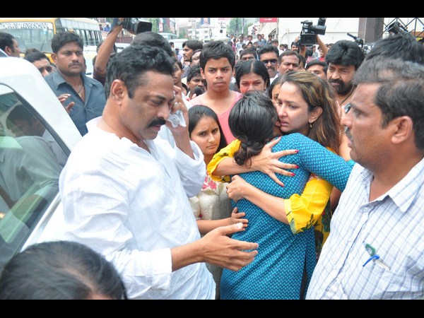 విషాదంలో కుటుంబం విషాదంలో కుటుంబం