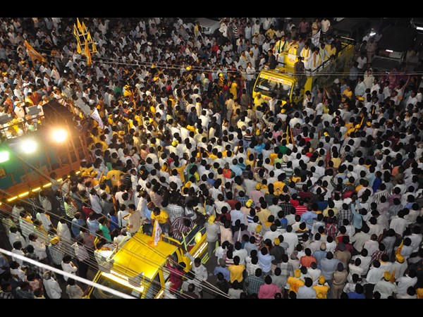 రోడ్‌షోకు హాజరైన జనం