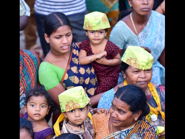 టిడిపి టోపీలతో చిన్నారులు