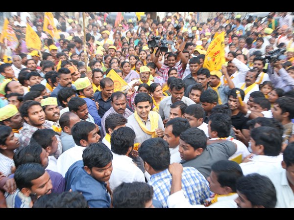 ప్రజల మధ్యలో..