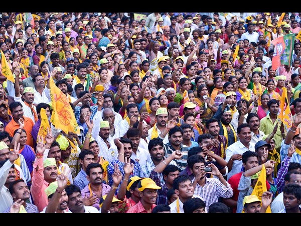 రోడ్‌షోలో జనం