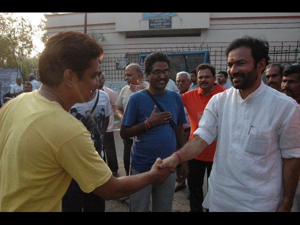 మీ ఓటు నాకే.. మీ ఓటు నాకే..