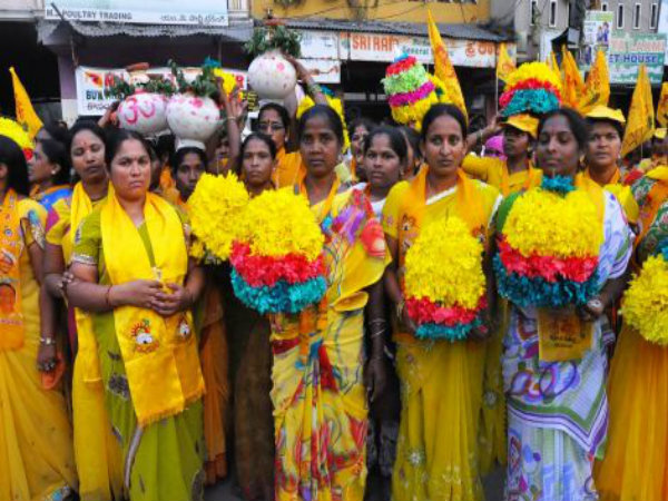 నారా లోకేష్‌కు బతుకమ్మలతో స్వాగతం