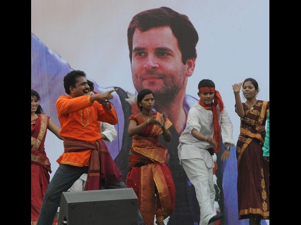 వేదికపై కళాకారుల నృత్యాలు