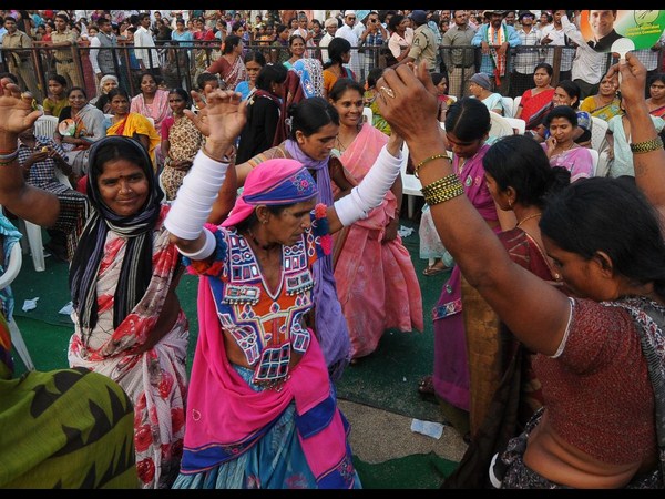 మహిళల నృత్యాలు