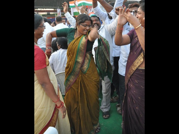 ఆనందంతో.. 