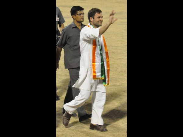 వేదిక వద్దకు చేరుకుంటూ.. 