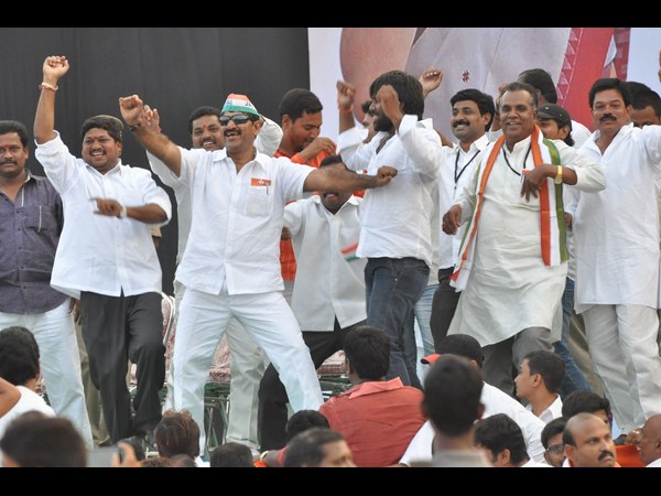 కాంగ్రెస్ నేతల చిందులు