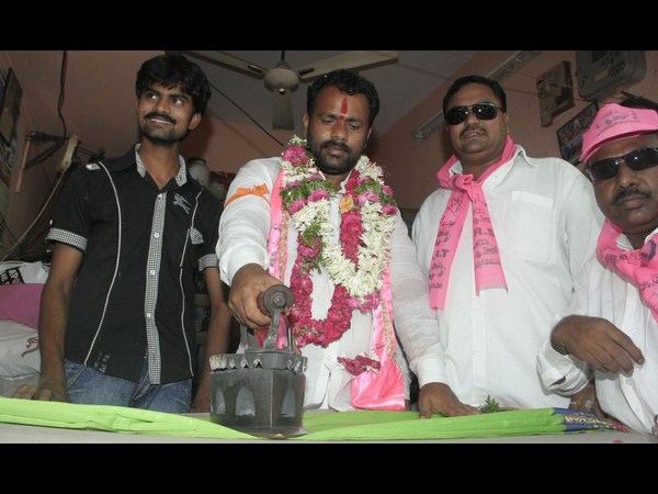 ఇస్త్రీ చేస్తూ...