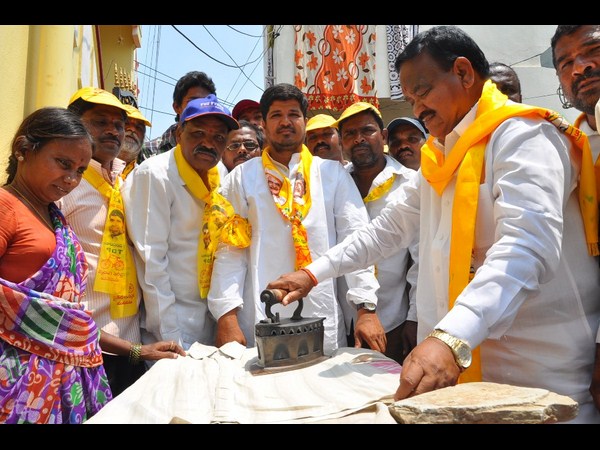 ఇస్త్రీ చేస్తున్న సాయన్న 